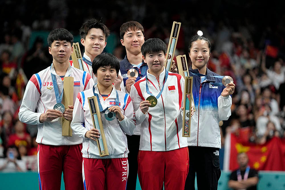 2024 Paris Olympics Games Table Tennis North, South Korea Players Celebrate With Selfies_4