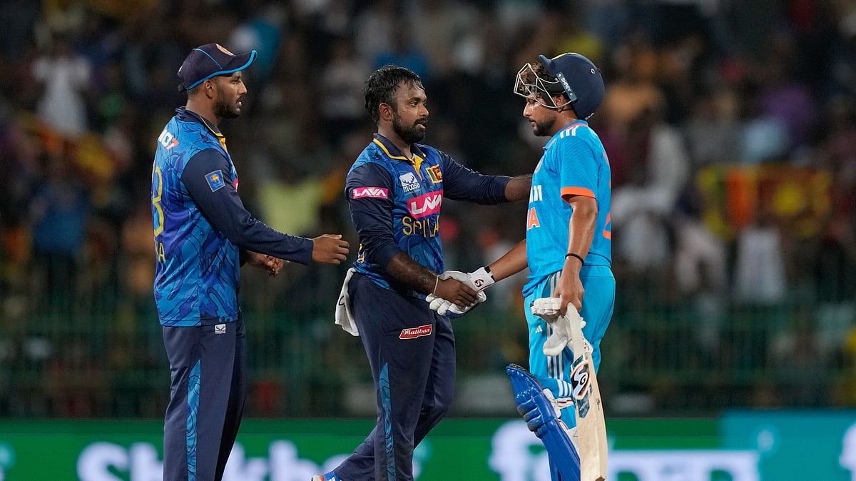 AP Photo/Eranga Jayawardena : Sri Lanka's captain Charith Asalanka shakes hands with India's Kuldeep Yadav after the second ODI cricket match between Sri Lanka and India in Colombo.