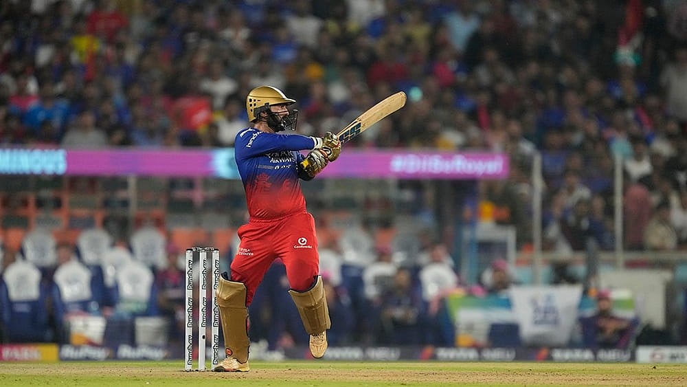 | Photo: AP/Ajit Solanki : Dinesh Karthik plays a shot