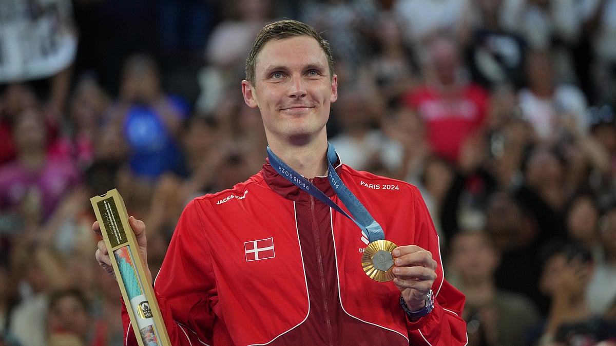 Viktor Axelsen celebrates his gold medal at Paris Olympic Games 2024 - Dita Alangkara/AP