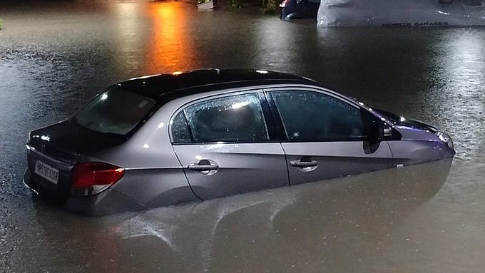 X/@sumedhasharma86 : Car submerged in water in Delhi amid heavy rains |