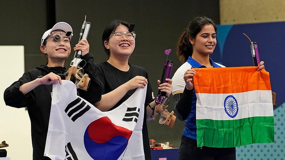 | Photo: AP/Manish Swarup : Kim Yeji, Oh Ye-Jin and bronze medalist India's Manu Bhaker