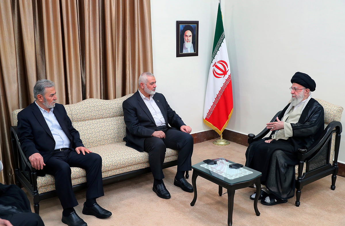  (Office of the Iranian Supreme Leader via AP) : In this photo released by the office of the Iranian supreme leader, Supreme Leader Ayatollah Ali Khamenei, right, speaks with Hamas chief Ismail Haniyeh, center, and the leader of the Palestinian Islamic Jihad group Ziad Nakhaleh in their meeting in Tehran, Iran, Tuesday, July 30, 2024. A portrait of the late Iranian revolutionary founder Ayatollah Khomeini hangs on the wall.