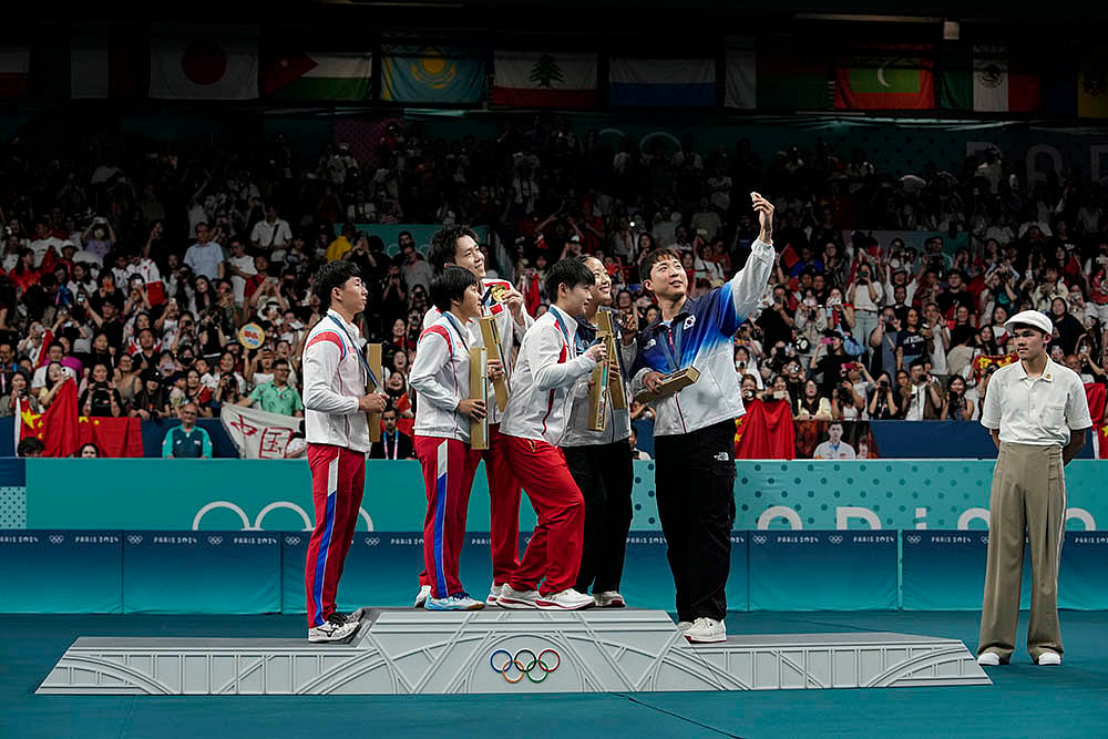 2024 Paris Olympics Games Table Tennis North, South Korea Players Celebrate With Selfies_3