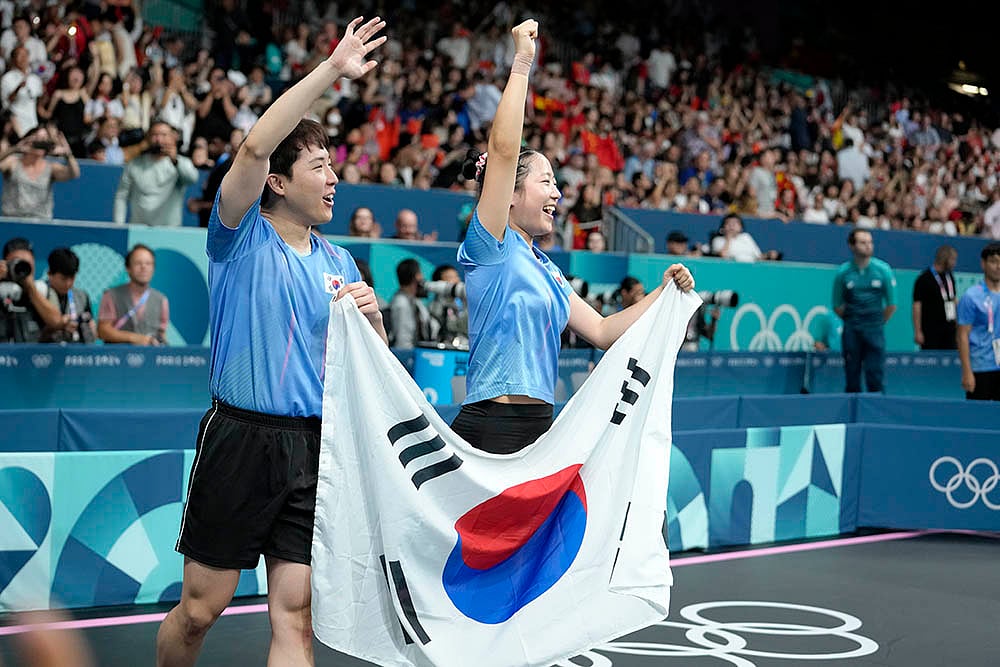 2024 Paris Olympics Games Table Tennis North, South Korea Players Celebrate With Selfies_8