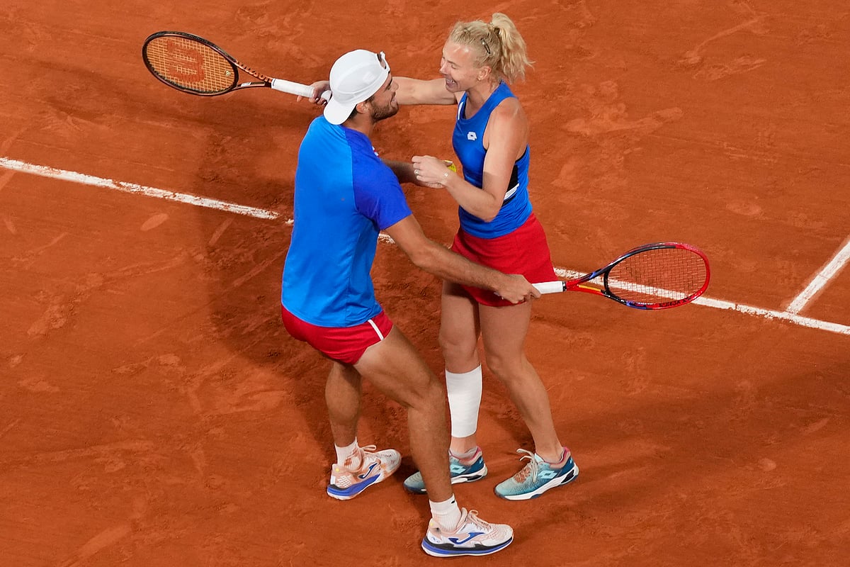  (AP Photo/Manu Fernandez) : Czech Republic's Tomas Machac and Katerina Siniakova celebrate as they defeat China's Wang Xinyu and Zhang Zhizhen during the Mixed Doubles final tennis match at the Roland Garros stadium during the 2024 Summer Olympics, Friday, Aug. 2, 2024, in Paris, France.


