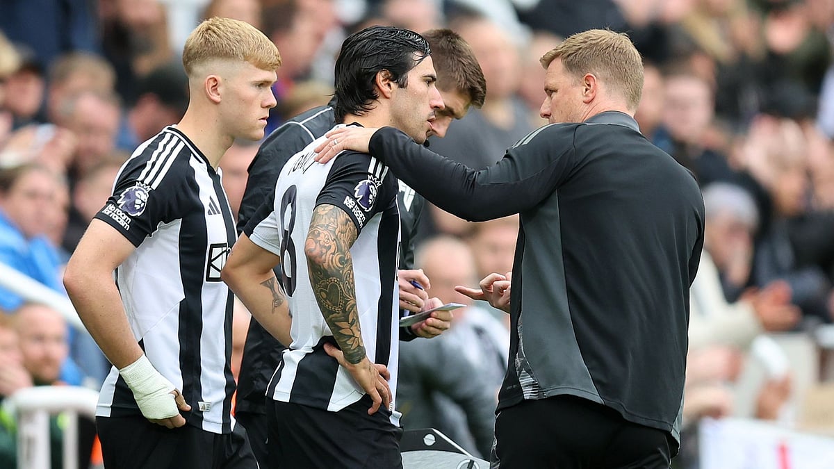 Tonali receives instructions from Howe before his introduction - null