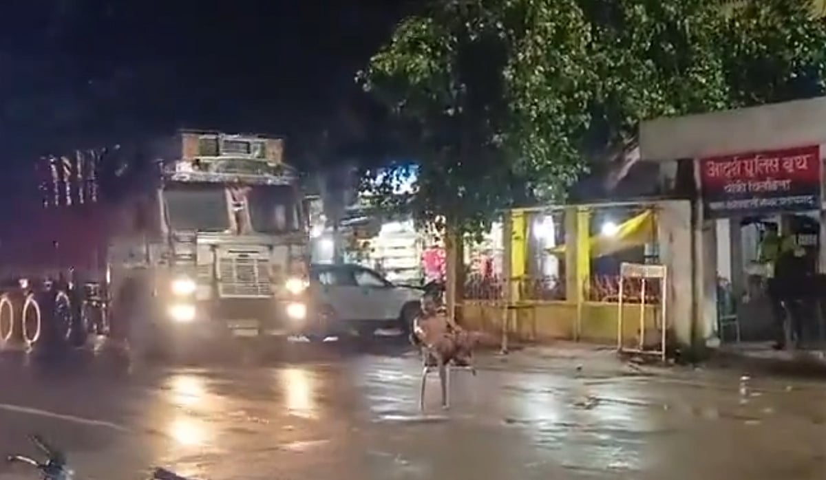 Truck hits man sitting in a chair in UP Pratapgarh