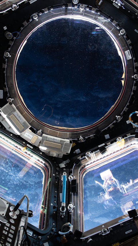 Orbital night-time sky from ISS' copula | 