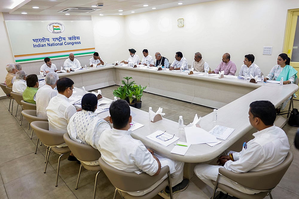 Mallikarjun Kharge with Lok Sabha LoP Rahul Gandhi during a CEC meeting on Jammu and Kashmir
