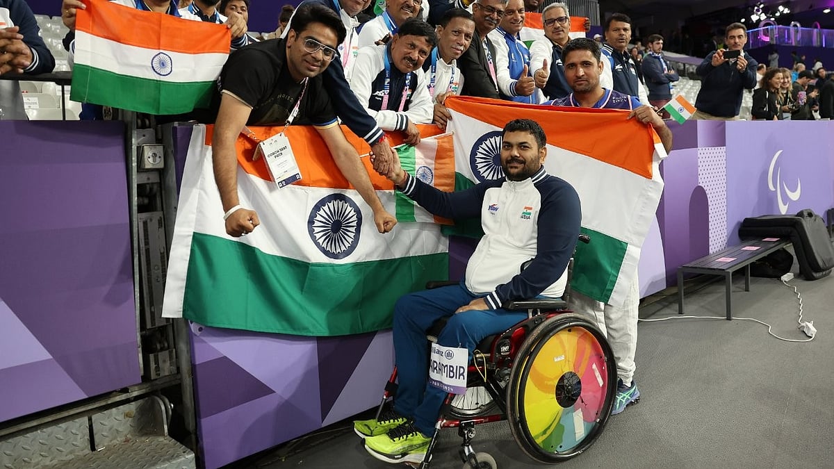 X/ParaAthletics : Dharambir posing with the Indian contingent at the Paris Paralympics 2024.