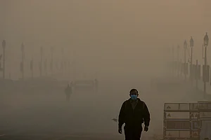 via Getty Images : People near India Gate in the early hours of a smoggy morning at Rajpath