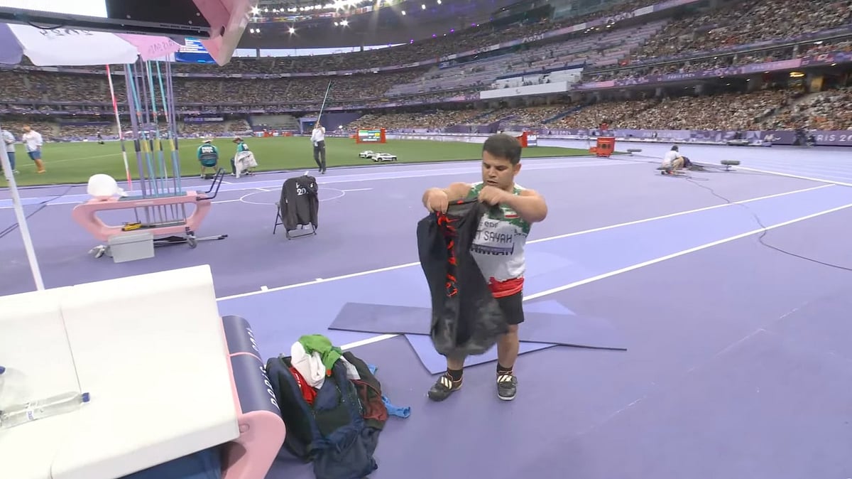 Sadegh displaying the black flag at the Paris Paralympics. - X