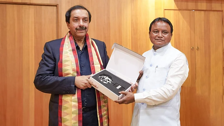 Tayyab Ikram (left) with Odisha Chief Minister Mohan Charan Majhi - X/CMO_Odisha