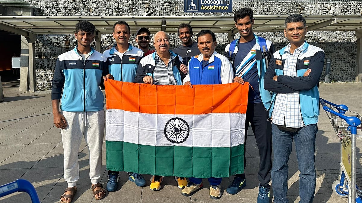 X/AITA__Tennis : The Indian Davis Cup team posing with the national flag.