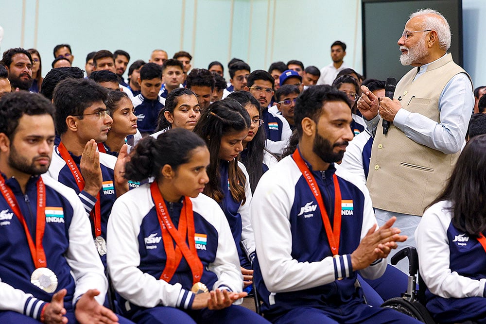 PM Narendra Modi meets Indias Paris Paralympics contingent_8