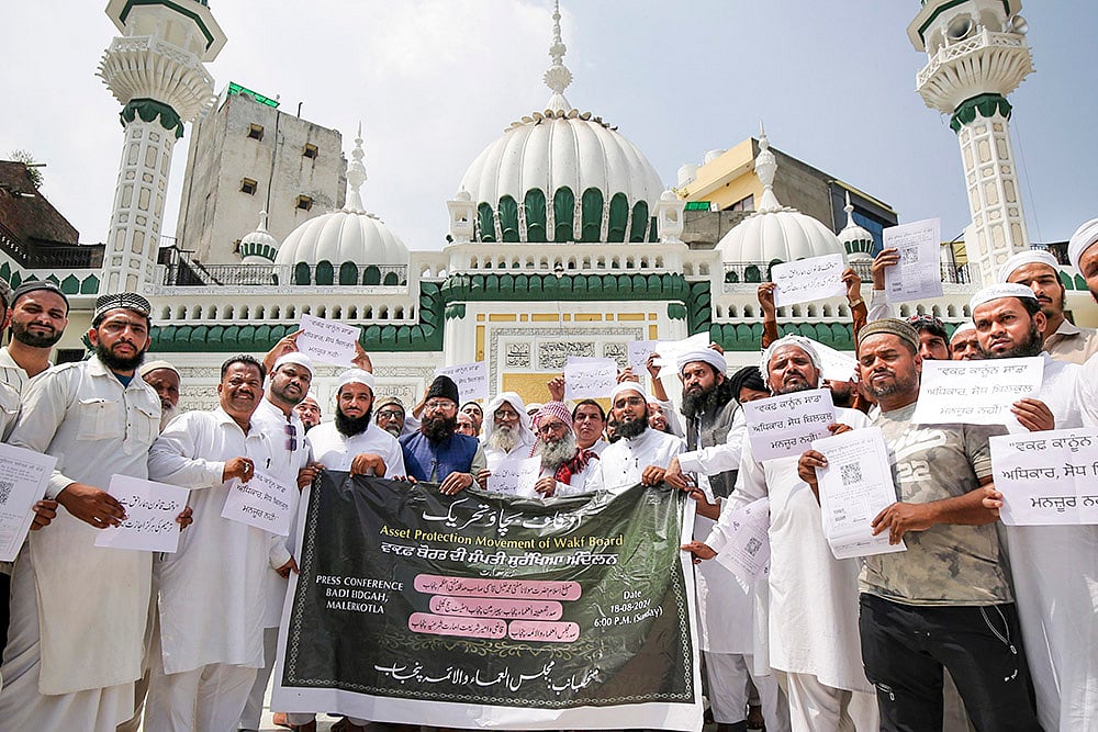 Muslim people demonstrate against the new Waqf bill 