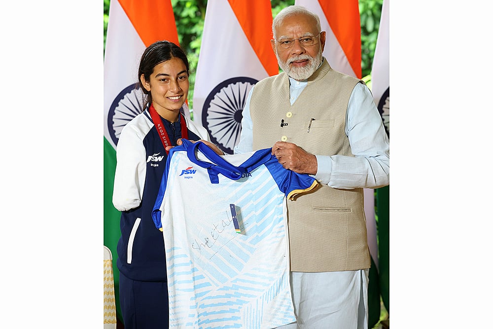 PM Narendra Modi meets Indias Paris Paralympics contingent_10