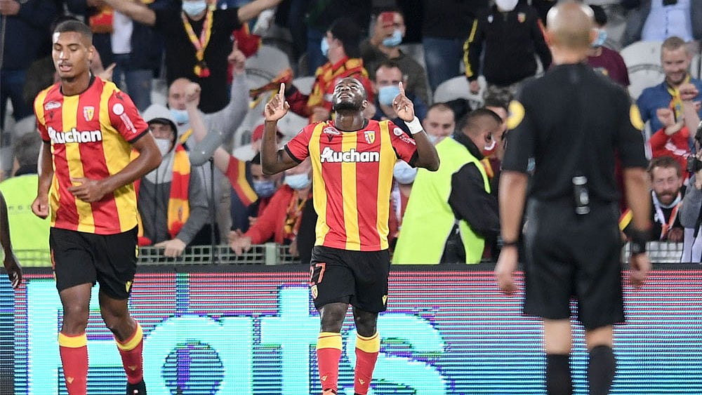 File : Lens in action in French Ligue 1