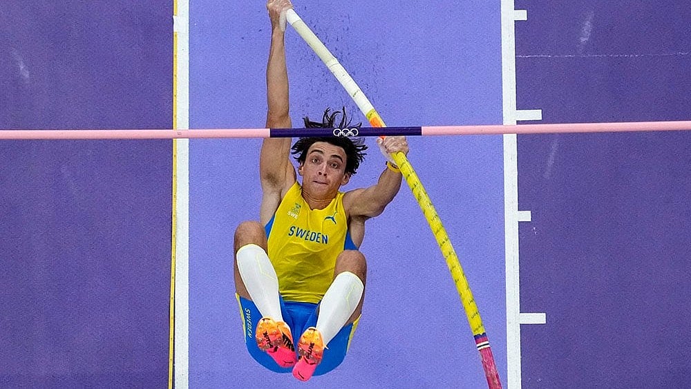 | Photo: AP/David J. Phillip : Armand Duplantis competes in the men's pole vault final