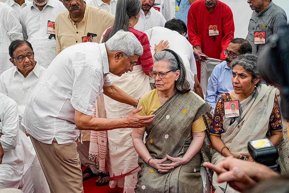Sonia Gandhi at CPI(M) HQ