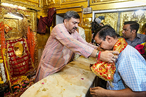 Kejriwal visits Hanuman Mandir in Delhi