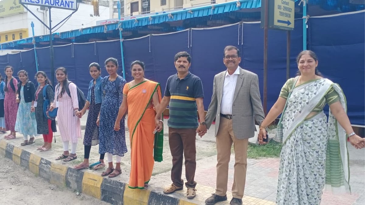 | Photo: X/Bangalore University  : Karnataka To Form 'Historic' 2500KM-Long Human Chain 