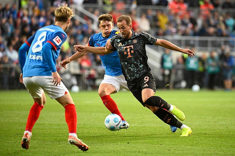 Bundesliga Soccer: Bayern Munich vs Holstein Kiel