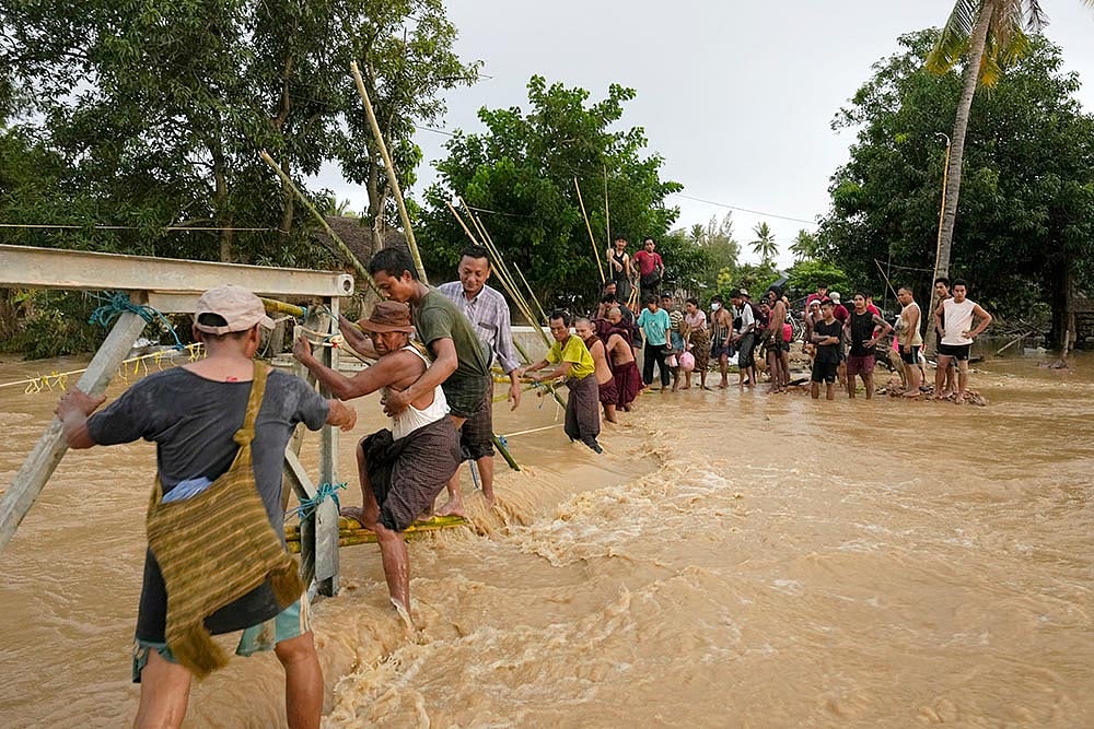 Photo: AP/Aung Shine Oo : Myanmar Floods