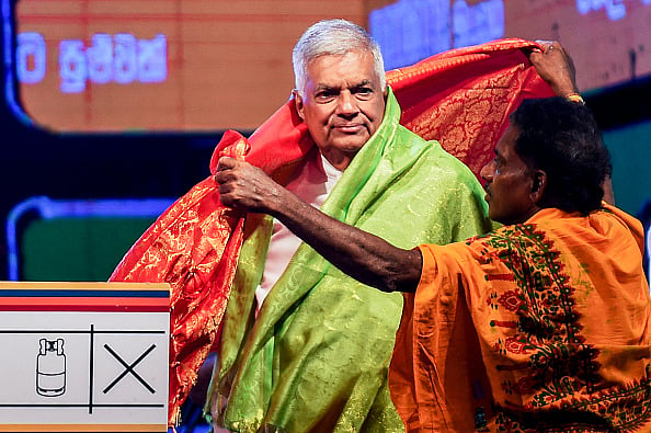 Getty Images : Sri Lanka's president and independent presidential candidate Ranil Wickremesinghe (L) attends a an election rally ahead of the upcoming presidential elections