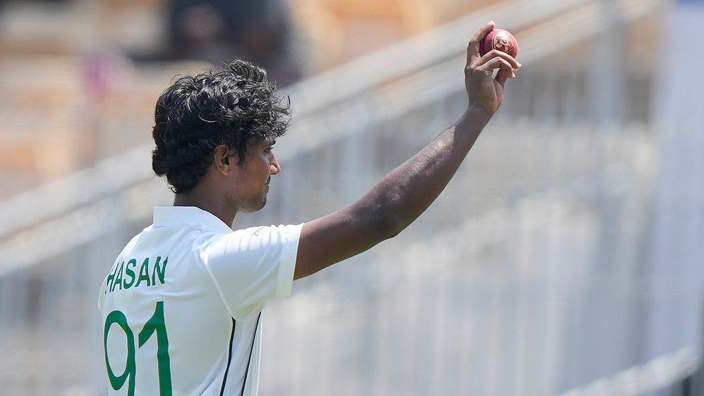AP/Mahesh Kumar A. : Bangladesh's Hasan Mahmud shows the ball in his hand as he celebrates his 5-wicket haul on the second day of the first cricket test match between India and Bangladesh, in Chennai, India, Friday, Sept.20, 2024.