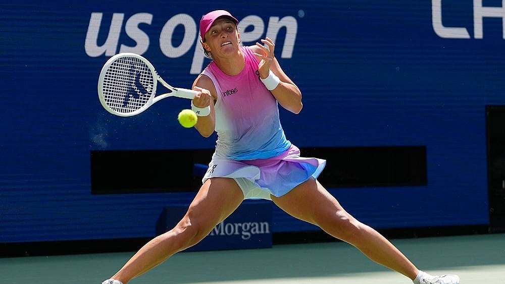 | Photo: AP/Kirsty Wigglesworth : US Open 2024: Iga Swiatek returns a shot to Kamilla Rakhimova