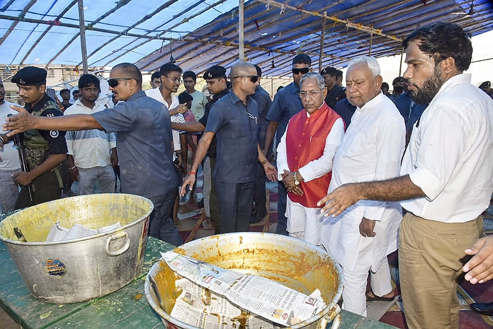 CM Nitish inspects flood-relief camp in Patna