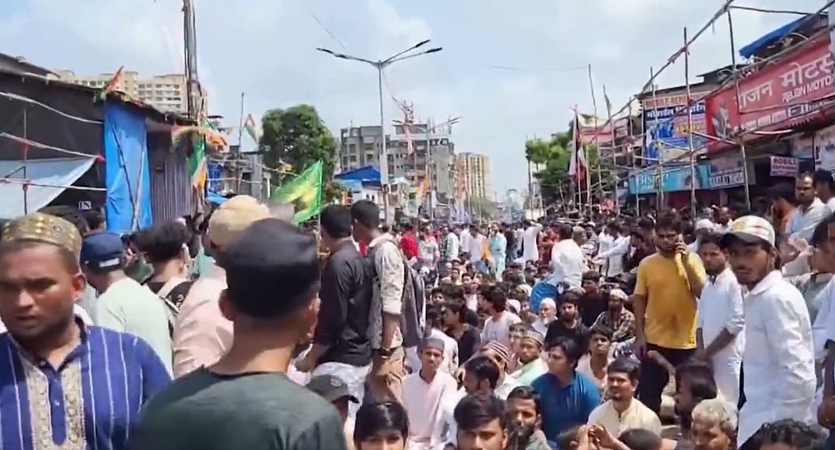 X/@PTI_News : Hundreds of locals gather to protest against BMC's action | 