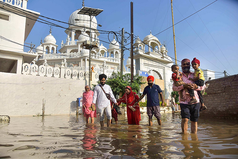 Flood situation near Ganges in Patna_3