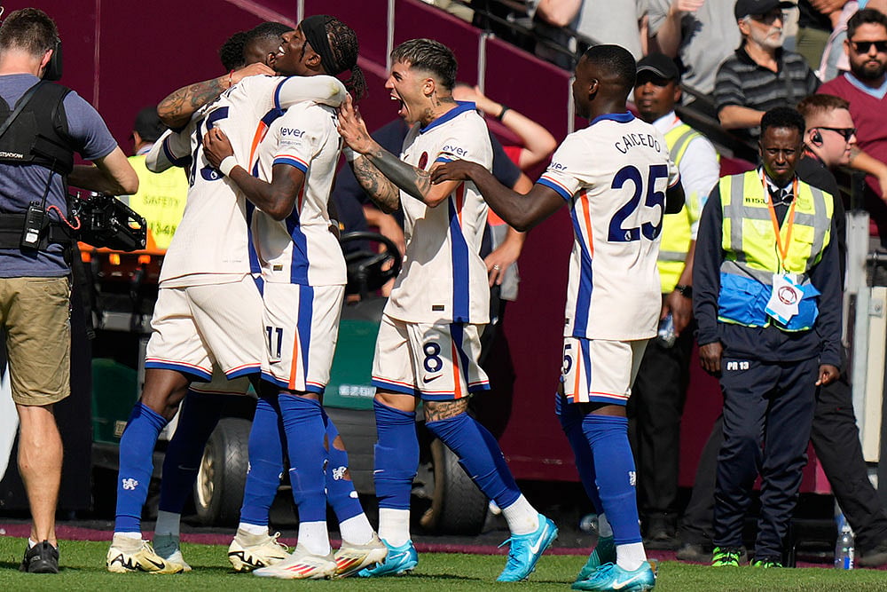 English Premier League Soccer Match - Chelsea players celebrate