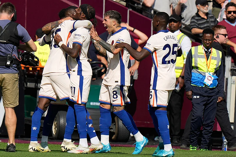 English Premier League Soccer Match - Chelsea players celebrate