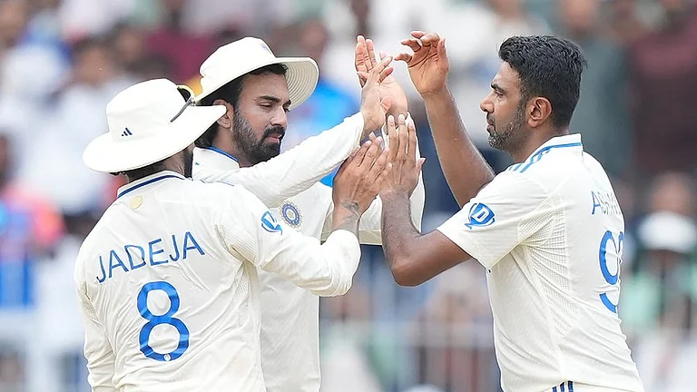 IND Vs BAN, 1st Test: India's Ravichandran Ashwin, right, celebrates with KL Rahul the wicket of Bangladesh's Mushfiqur Rahim - | Photo: AP/Mahesh Kumar A.