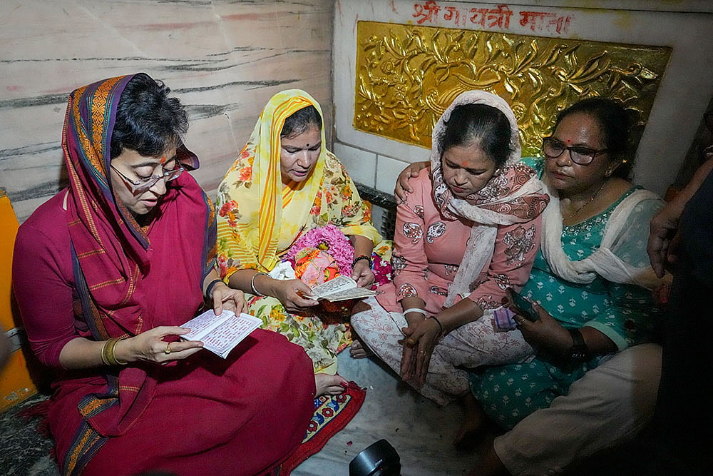 Atishi visits Hanuman temple at Connaught Place
