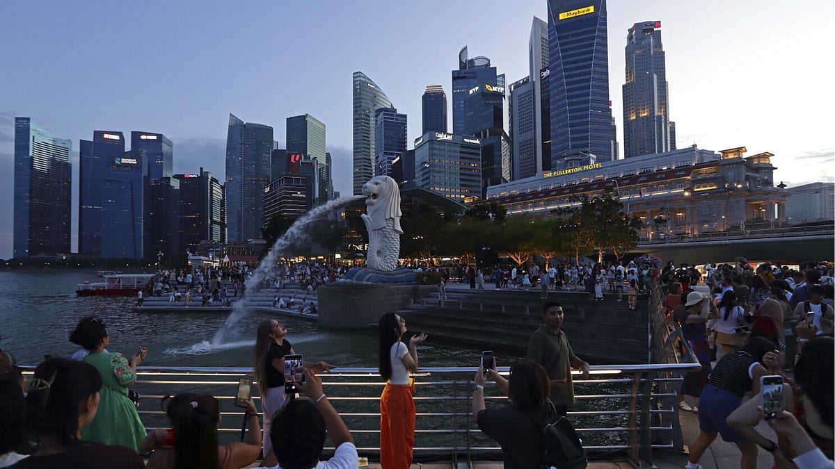 | Photo: AP : Singapore's Population Crosses 6 Million Mark