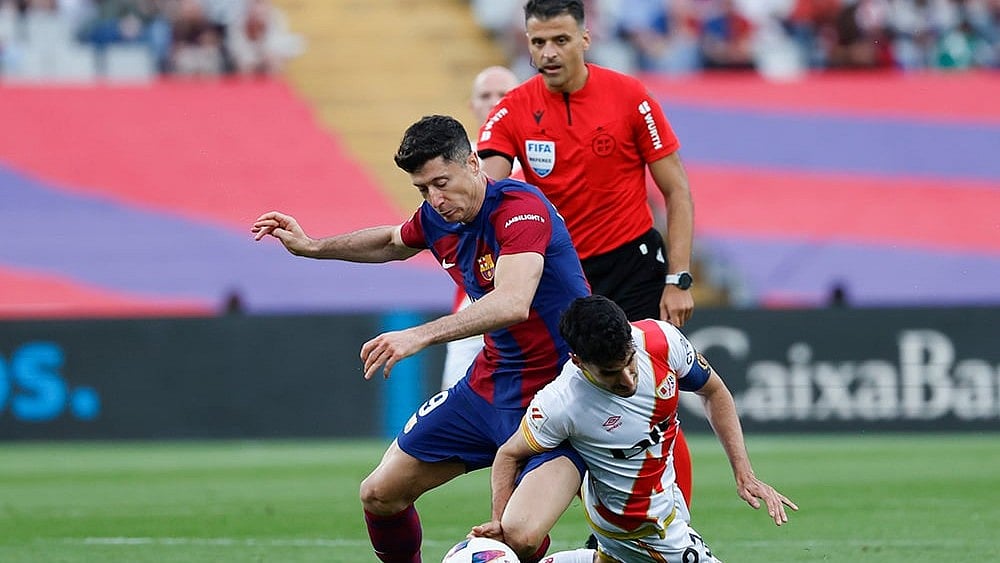 | Photo: AP/Joan Monfort : Barcelona's Robert Lewandowski