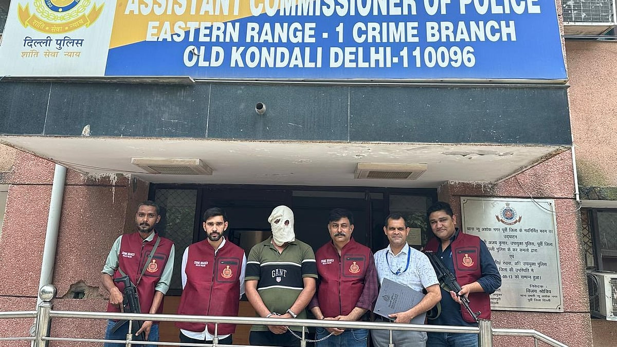x/@CrimeBranchDP : Police officers arrested the GTB hospital murder mastermind.
