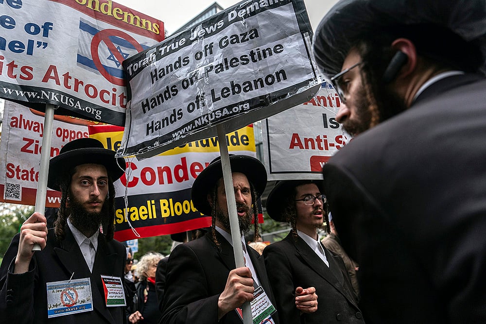 Palestinians protest against Israeli Prime Minister Benjamin Netanyahu outside UN HQ in New york_3
