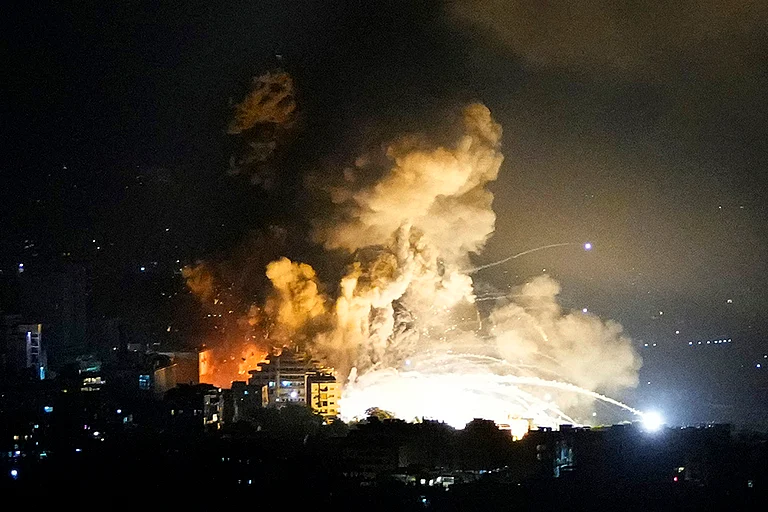 Israel-Hezbollah War: Smoke rises from Israeli airstrikes - | Photo: AP/Hassan Ammar