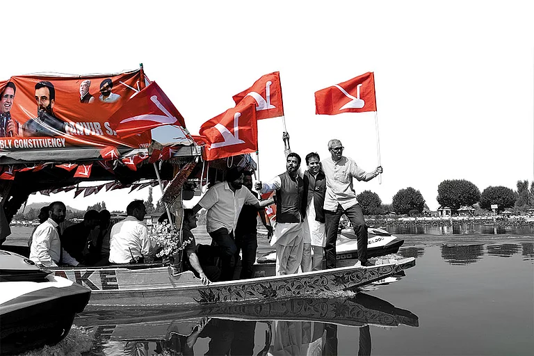 Smooth Sailing or Sinking?: Omar Abdullah with his party members during a boat rally in Srinagar - Photo: Yasir Iqbal