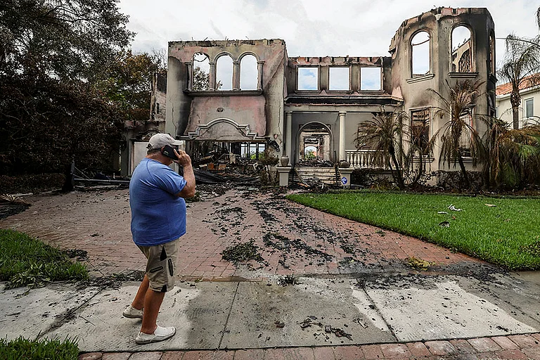 Hurricane Helene: Joe Daum looks at the remains of a friend's home - | Photo: AP/Mike Carlson