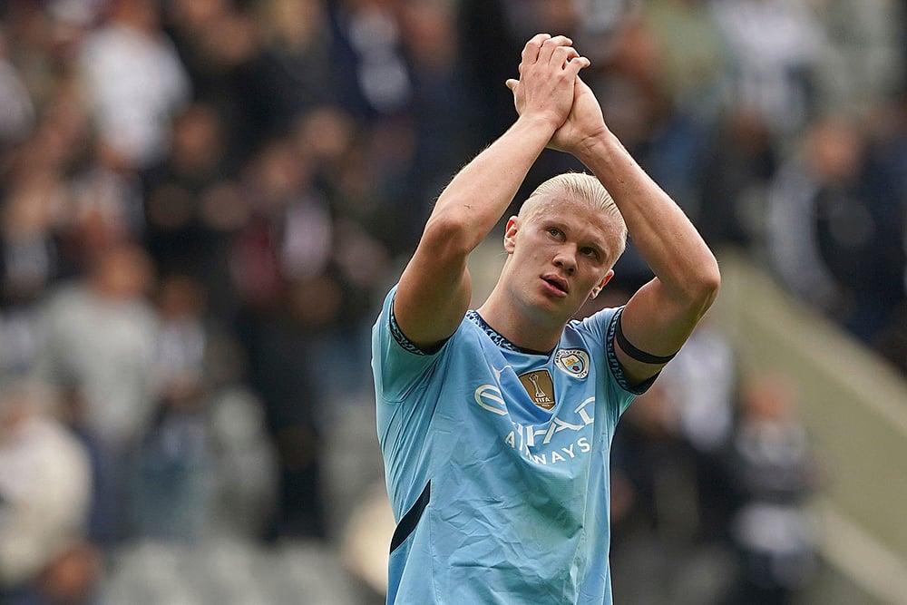 | Photo: Owen Humphreys/PA via AP : EPL 2024-25, Newcastle vs Manchester City: Manchester City's Erling Haaland applauds the fans at the end of the match
