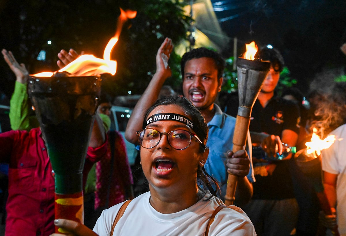  Junior doctors in Kolkata participate in torch rally, demanding justice for the RG Kar case - PTI