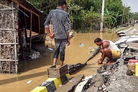 Bihar Floods: People salvage their belongings from a shanti in Supaul