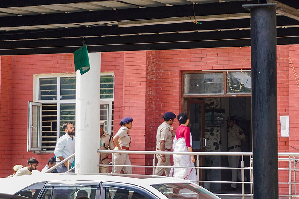 Sonam Wangchuks Dilli Chalo Padyatra: Atishi at Bawana police station